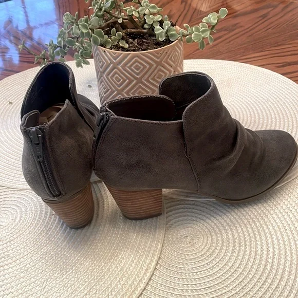 Size 7.5 Report gray booties - Picture 2 of 3